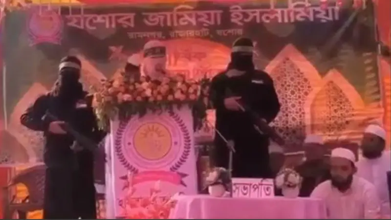 হাতে অস্ত্র আরবিতে বক্তব্য, যশোরের মাদ্রাসার ভিডিওটি ‘অভিনয়ের’ হাতে অস্ত্র আরবিতে বক্তব্য, যশোরের মাদ্রাসার ভিডিওটি ‘অভিনয়ের’