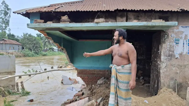 পাহাড়ি ঢলে এক রাতেই ভেসে গেল লাখ টাকার মাল, কাঁদছেন ব্যবসায়ী! পাহাড়ি ঢলে এক রাতেই ভেসে গেল লাখ টাকার মাল, কাঁদছেন ব্যবসায়ী!