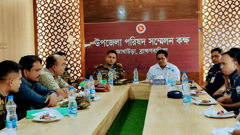 যানজট ঠেকাতে আখাউড়ার বাজারে সেনা ও প্রশাসনের নজরদারি যানজট ঠেকাতে আখাউড়ার বাজারে সেনা ও প্রশাসনের নজরদারি