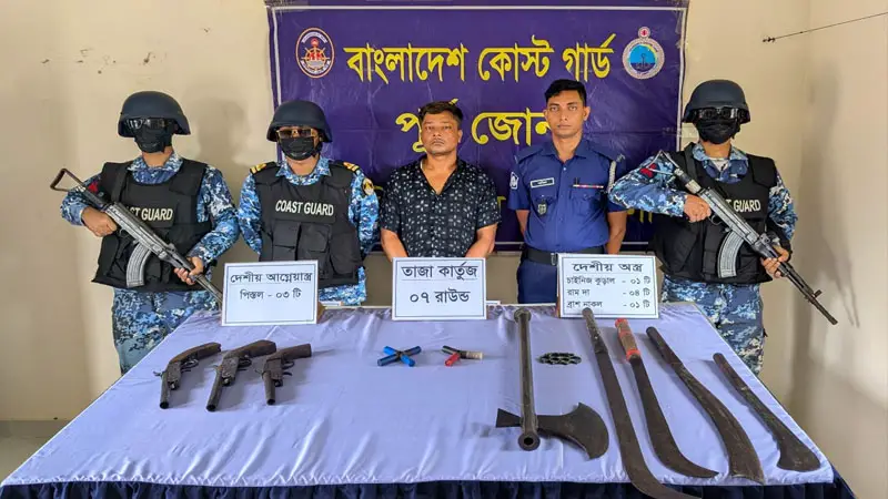 অস্ত্রসহ ধরা পড়লেন মহেশখালীর ভয়ংকর সন্ত্রাসী অস্ত্রসহ ধরা পড়লেন মহেশখালীর ভয়ংকর সন্ত্রাসী