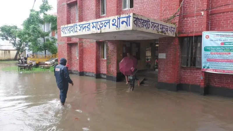 টানা বৃষ্টিতে হাঁটুপানি বাগেরহাটে, চরম দুর্ভোগে মানুষ