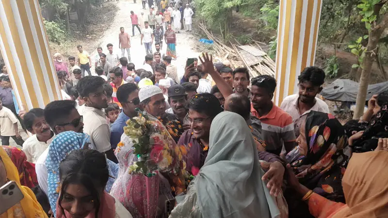 প্রায় দেড় যুগ পর বাড়ি ফিরলেন বিএনপি সমর্থক লন্ডন প্রবাসী
