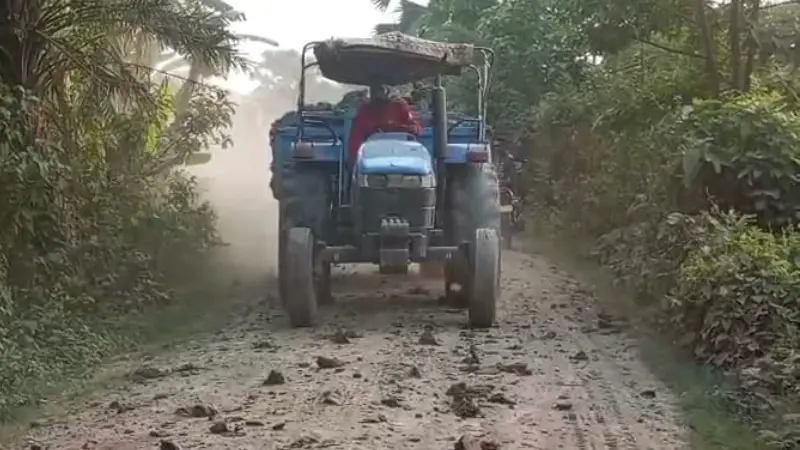 ইটভাটার মাটি টানা ট্রাকে নষ্ট হচ্ছে এলজিইডি’র রাস্তা, চরম দুর্ভোগে স্থানীয়রা ইটভাটার মাটি টানা ট্রাকে নষ্ট হচ্ছে এলজিইডি’র রাস্তা, চরম দুর্ভোগে স্থানীয়রা