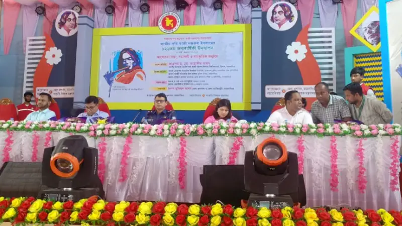 নজরুল জন্মবার্ষিকীর অনুষ্ঠান বয়কট করলেন সাংবাদিকরা নজরুল জন্মবার্ষিকীর অনুষ্ঠান বয়কট করলেন সাংবাদিকরা