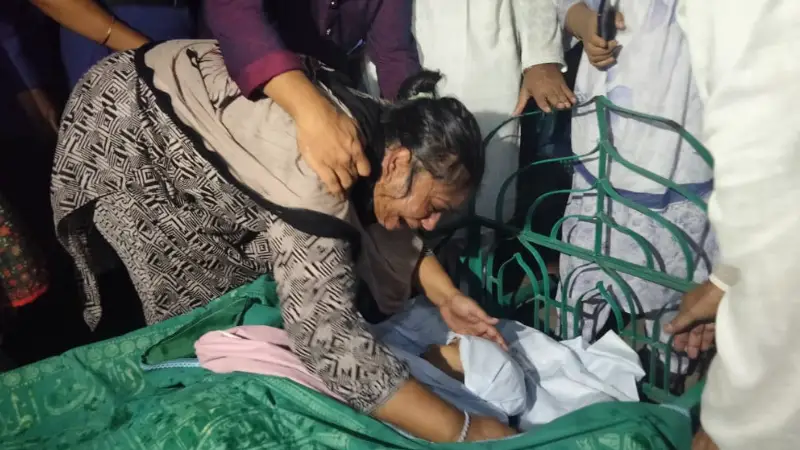 প্যারোলে মুক্তি পেয়ে মায়ের লাশ দেখলেন সাংবাদিক ফারজানা রুপা প্যারোলে মুক্তি পেয়ে মায়ের লাশ দেখলেন সাংবাদিক ফারজানা রুপা