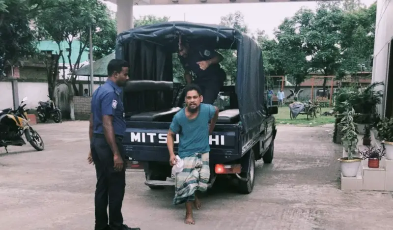 শাজাহানপুরে চাঁদা নিতে গিয়ে জনতার হাতে আটক পুলিশ সদস্য