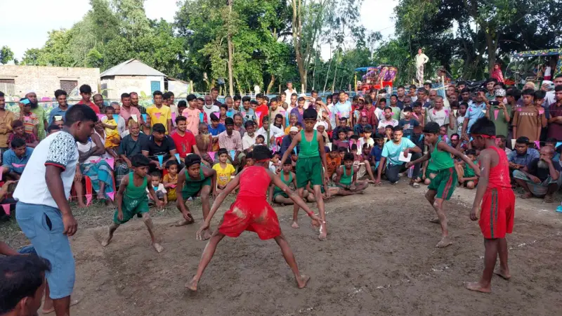 শিশুদের হাডুডু খেলায় শেরপুরে হাজারো মানুষের ভিড়! শিশুদের হাডুডু খেলায় শেরপুরে হাজারো মানুষের ভিড়!
