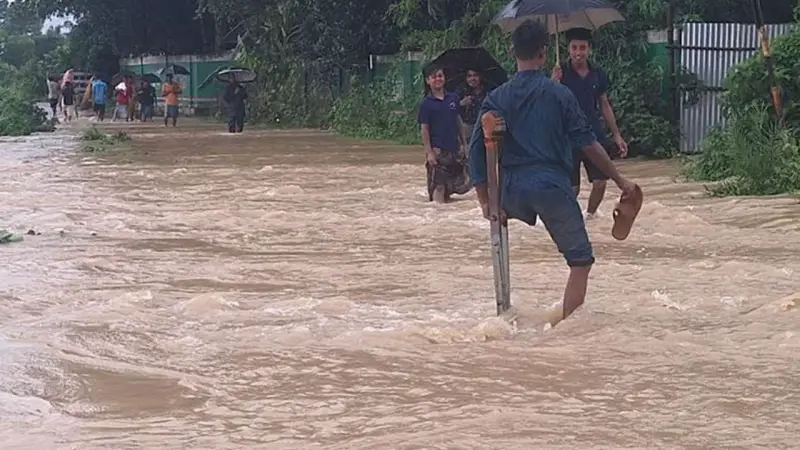 ফেনীর বন্যা পরিস্থিতির উন্নতি হচ্ছে, কমছেনা মানুষের দুর্ভোগ ফেনীর বন্যা পরিস্থিতির উন্নতি হচ্ছে, কমছেনা মানুষের দুর্ভোগ