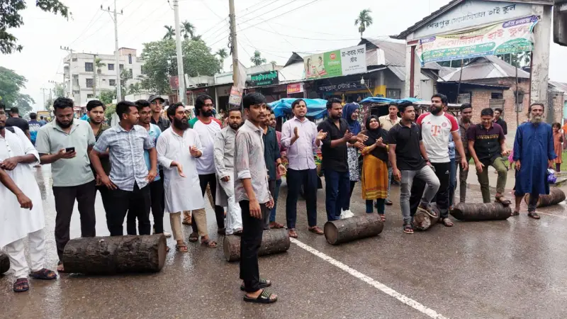 গোপালগঞ্জে এনসিপির উপর হামলার প্রতিবাদে শেরপুরে রাস্তা ব্লকেড গোপালগঞ্জে এনসিপির উপর হামলার প্রতিবাদে শেরপুরে রাস্তা ব্লকেড