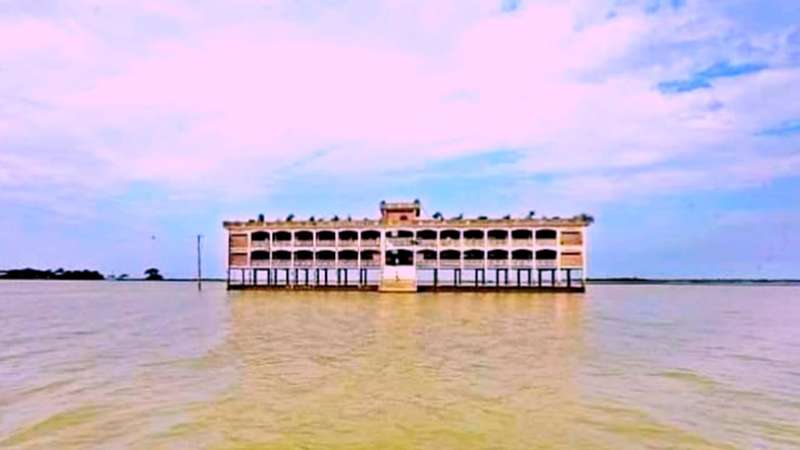 কিশোরগঞ্জে হাওরের বুকে দৃষ্টিনন্দন ভাসমান স্কুল, দেড় যুগ ধরে স্কুলটি জ্ঞানের আলো ছড়াচ্ছে কিশোরগঞ্জে হাওরের বুকে দৃষ্টিনন্দন ভাসমান স্কুল, দেড় যুগ ধরে স্কুলটি জ্ঞানের আলো ছড়াচ্ছে