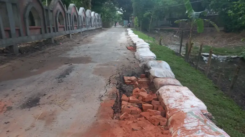 তেঁতুলিয়ায় নির্মাণের ১৫ দিনেই ভেঙেছে সড়ক, দায় এড়াচ্ছে ঠিকাদার ও এলজিইডি! তেঁতুলিয়ায় নির্মাণের ১৫ দিনেই ভেঙেছে সড়ক, দায় এড়াচ্ছে ঠিকাদার ও এলজিইডি!
