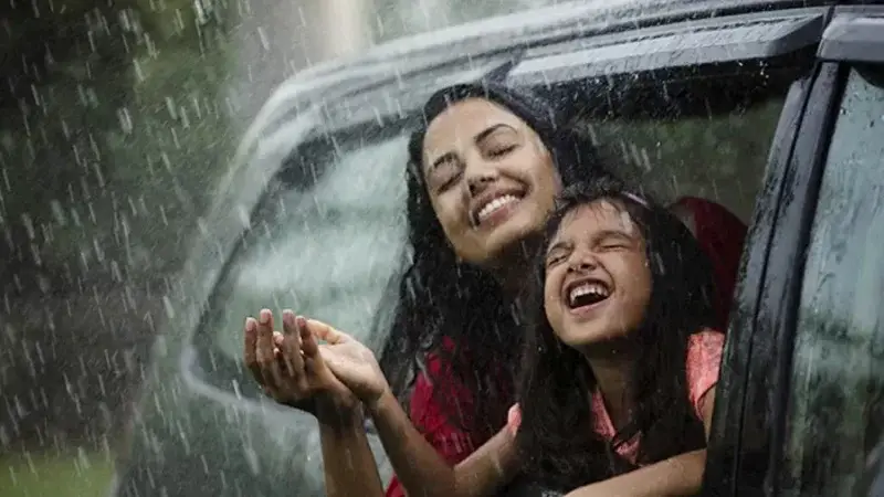 বৃষ্টিতে ভেজার আছে নানা উপকারিতা বৃষ্টিতে ভেজার আছে নানা উপকারিতা