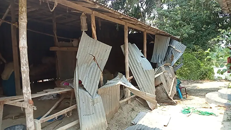 ফরিদপুরের সালথায় দু’দলের সংঘর্ষ: বাড়িঘর ভাঙচুর,আহত ১৫ ফরিদপুরের সালথায় দু’দলের সংঘর্ষ: বাড়িঘর ভাঙচুর,আহত ১৫