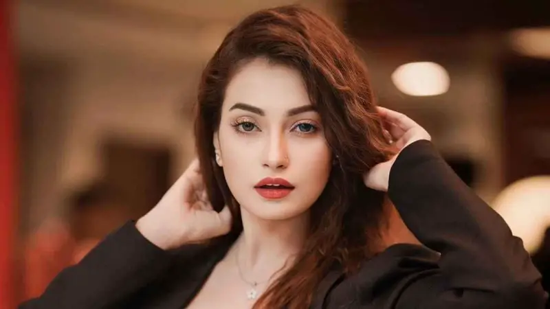 দুই সিনেমায় ১৩ নায়কের বিপরীতে অভিনয় করেছেন রাজ রিপা! দুই সিনেমায় ১৩ নায়কের বিপরীতে অভিনয় করেছেন রাজ রিপা!