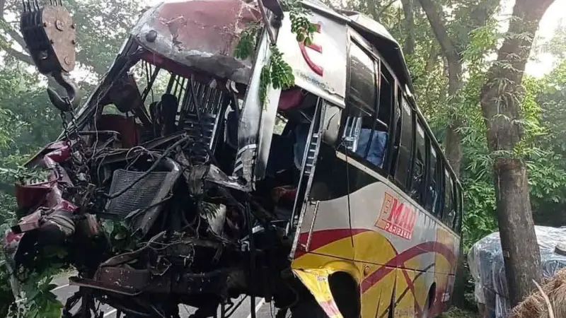 বাগেরহাটে গাছের সাথে যাত্রীবাহী বাসের ধাক্কা: নিহত ১, আহত ৮ বাগেরহাটে গাছের সাথে যাত্রীবাহী বাসের ধাক্কা: নিহত ১, আহত ৮