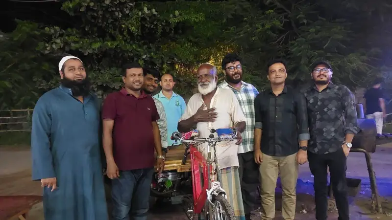সংবাদ প্রকাশের পর নতুন ভ্যান পেলেন আলেক চাচা সংবাদ প্রকাশের পর নতুন ভ্যান পেলেন আলেক চাচা