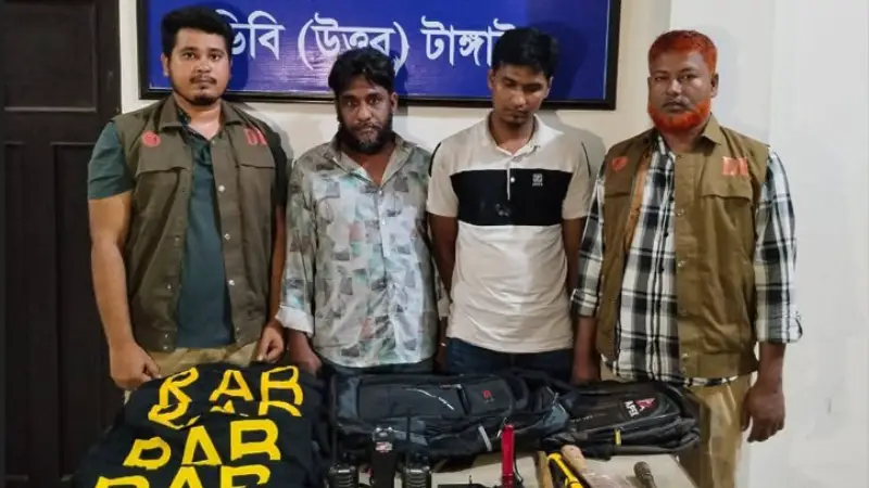 টাঙ্গাইল মহাসড়কে আন্ত:জেলা ডাকাত দলের ২ সদস্যকে গ্রেপ্তার টাঙ্গাইল মহাসড়কে আন্ত:জেলা ডাকাত দলের ২ সদস্যকে গ্রেপ্তার