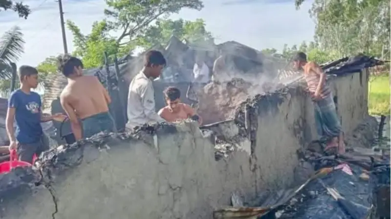 চট্টগ্রামে গ্যাস সিলিন্ডার বিস্ফোরণে ৪টি বসতঘর পুড়ে ছাই চট্টগ্রামে গ্যাস সিলিন্ডার বিস্ফোরণে ৪টি বসতঘর পুড়ে ছাই