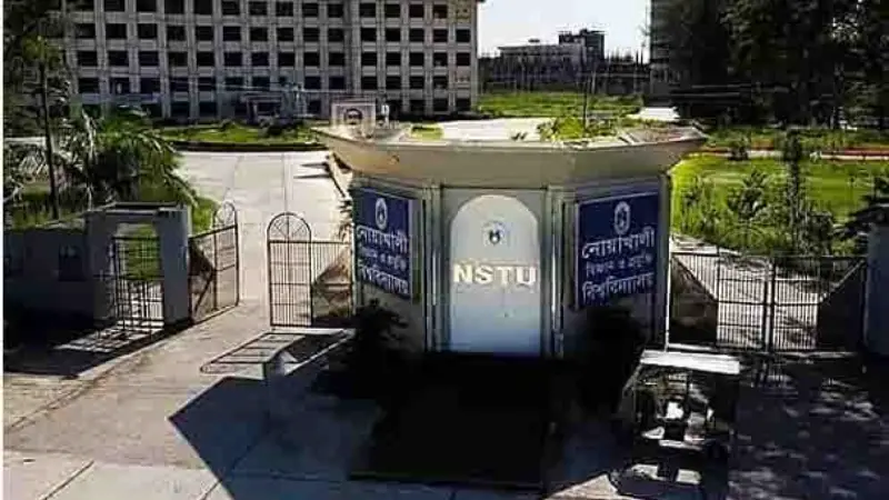 নোবিপ্রবিতে ছাত্রী হলের কক্ষে ঢুকে পুরুষ কর্মচারীর তল্লাশি, প্রতিবাদে বিক্ষোভ