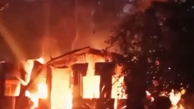 ঢাবি শিক্ষার্থী সাম্য হত্যা: গ্রেপ্তার তামিমের বাড়িতে অগ্নিসংযোগ ঢাবি শিক্ষার্থী সাম্য হত্যা: গ্রেপ্তার তামিমের বাড়িতে অগ্নিসংযোগ