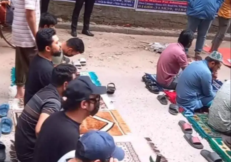বাংলাদেশে এসে কেন রাস্তায় নামাজ আদায় করলেন আতিফ? বাংলাদেশে এসে কেন রাস্তায় নামাজ আদায় করলেন আতিফ?