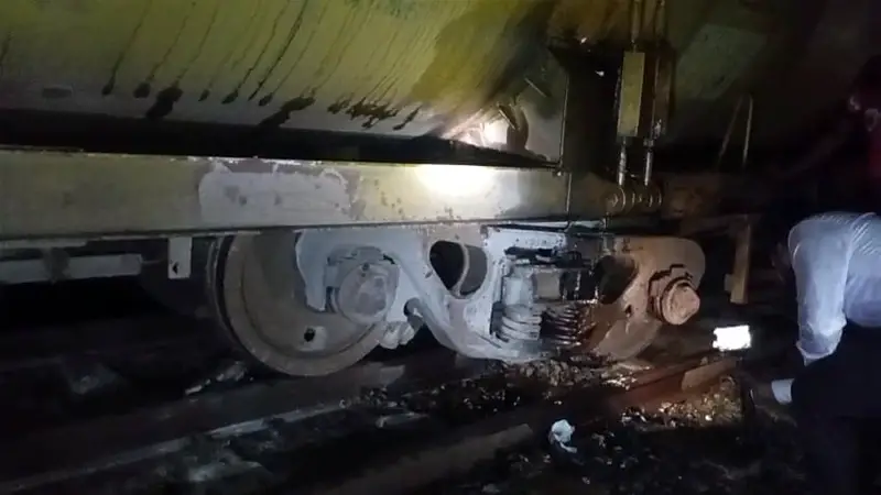 জয়পুরহাটে তেলবাহী ট্রেন লাইনচ্যুত, ৭ ঘণ্টা পর চলাচল স্বাভাবিক জয়পুরহাটে তেলবাহী ট্রেন লাইনচ্যুত, ৭ ঘণ্টা পর চলাচল স্বাভাবিক