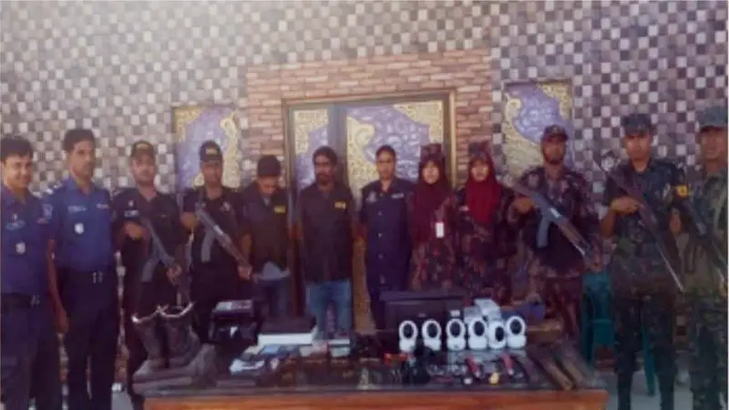 কক্সবাজারে শীর্ষ সন্ত্রাসীর ডেরায় যৌথ অভিযান, গোলাবারুদ উদ্ধার কক্সবাজারে শীর্ষ সন্ত্রাসীর ডেরায় যৌথ অভিযান, গোলাবারুদ উদ্ধার