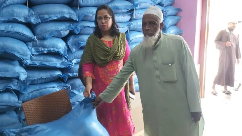 কোরবানির পশুর চামড়া সুষ্ঠুভাবে সংরক্ষণে বিনামূল্যে লবণ বিতরণ কোরবানির পশুর চামড়া সুষ্ঠুভাবে সংরক্ষণে বিনামূল্যে লবণ বিতরণ
