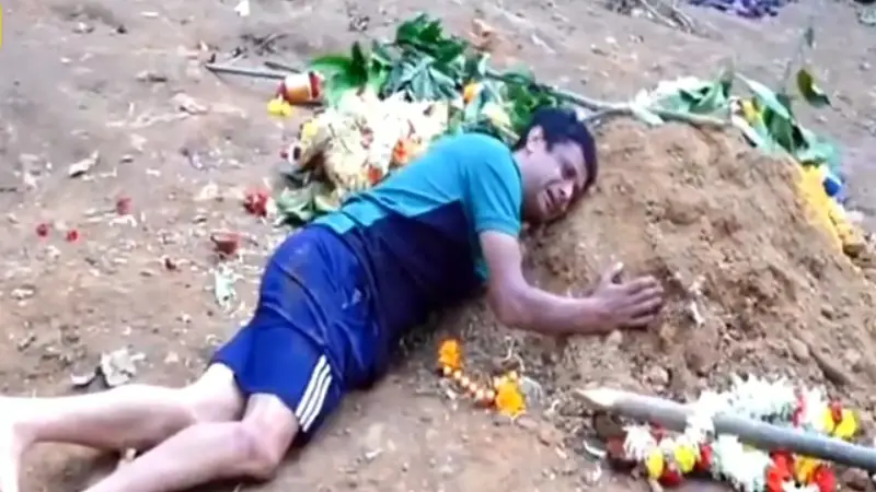 আমি এখানেই থাকব ছেলের সঙ্গে: বেঙ্গালুরু স্টেডিয়ামে নিহত কিশোরের বাবা আমি এখানেই থাকব ছেলের সঙ্গে: বেঙ্গালুরু স্টেডিয়ামে নিহত কিশোরের বাবা