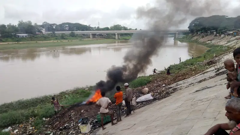 নদীর তীরে পোড়ানো হচ্ছে বিষাক্ত ময়লা, দূষিত হচ্ছে পরিবেশ নদীর তীরে পোড়ানো হচ্ছে বিষাক্ত ময়লা, দূষিত হচ্ছে পরিবেশ