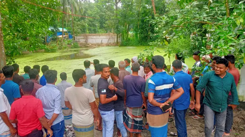 হাতিয়ায় পুকুরে কুমির আসার আতঙ্কে এলাকাবাসীর রাতের ঘুম হারাম হাতিয়ায় পুকুরে কুমির আসার আতঙ্কে এলাকাবাসীর রাতের ঘুম হারাম