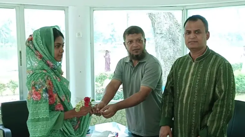 পটুয়াখালীতে ১২০ টাকায় পুলিশে চাকরি পেলেন ২১ তরুণ-তরুণী পটুয়াখালীতে ১২০ টাকায় পুলিশে চাকরি পেলেন ২১ তরুণ-তরুণী