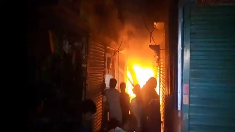 শ্রীনগর বাজারে আগুন, শতাধিক দোকান পুড়ে ছাই শ্রীনগর বাজারে আগুন, শতাধিক দোকান পুড়ে ছাই