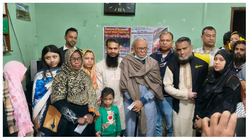 পুরান ঢাকার গেন্ডারিয়ায় চার শহীদ পরিবারের পাশে তারেক রহমান পুরান ঢাকার গেন্ডারিয়ায় চার শহীদ পরিবারের পাশে তারেক রহমান
