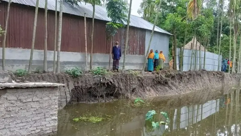 জমি নিয়ে দ্বন্দ্ব: চাচার ঘর ঘেঁষে গভীর গর্ত খনন ভাতিজার,ঝুঁকিতে বাড়িঘর জমি নিয়ে দ্বন্দ্ব: চাচার ঘর ঘেঁষে গভীর গর্ত খনন ভাতিজার,ঝুঁকিতে বাড়িঘর
