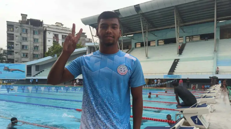 সাঁতার পুলে নাদিমুলের এক হাতের লড়াই সাঁতার পুলে নাদিমুলের এক হাতের লড়াই