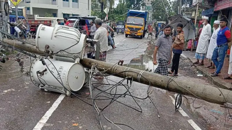 কুমিল্লায় ঝড়ো বাতাসে পল্লী বিদ্যুতের খুঁটি ভেঙে বিদ্যুৎবিচ্ছিন্ন বিভিন্ন এলাকা কুমিল্লায় ঝড়ো বাতাসে পল্লী বিদ্যুতের খুঁটি ভেঙে বিদ্যুৎবিচ্ছিন্ন বিভিন্ন এলাকা