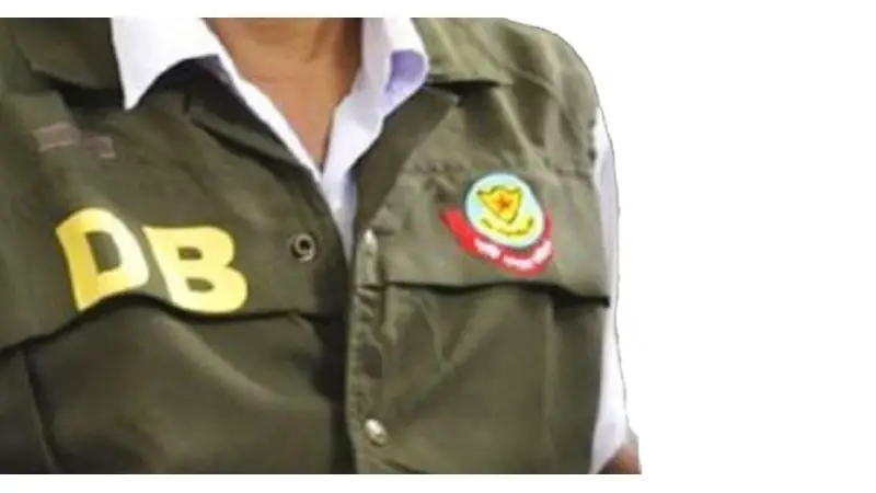 মাদক ব্যবসায়ী ও জুয়াড়িদের হামলায় ডিবি পুলিশের ৬ সদস্য আহত মাদক ব্যবসায়ী ও জুয়াড়িদের হামলায় ডিবি পুলিশের ৬ সদস্য আহত