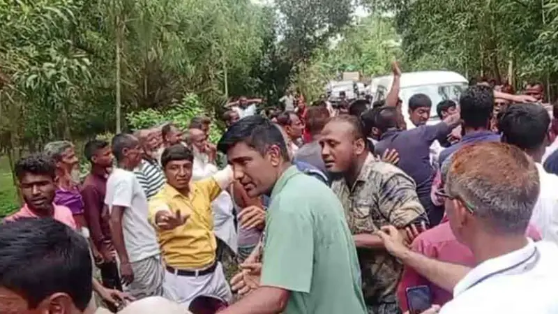 পরিবেশ উপদেষ্টা সৈয়দা রিজওয়ানা হাসানের গাড়িবহরে হামলা পরিবেশ উপদেষ্টা সৈয়দা রিজওয়ানা হাসানের গাড়িবহরে হামলা