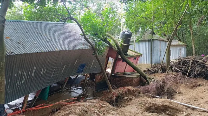 পাহাড়ি ঢল নয়, এ যেন জলোচ্ছাস! পাহাড়ি ঢল নয়, এ যেন জলোচ্ছাস!