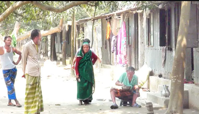 সংস্কারহীন আবাসনের ঘরে দুর্বিষহ জীবন সংস্কারহীন আবাসনের ঘরে দুর্বিষহ জীবন