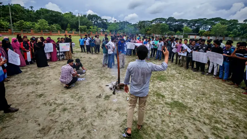 বরিশালে প্রকৌশল শিক্ষার্থীদের বিক্ষোভে উত্তপ্ত ক্যাম্পাস বরিশালে প্রকৌশল শিক্ষার্থীদের বিক্ষোভে উত্তপ্ত ক্যাম্পাস