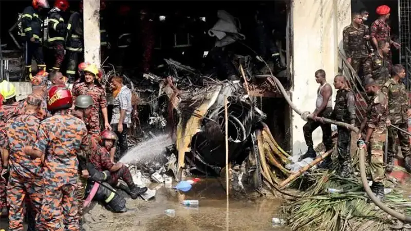 ‘জানালা দিয়ে তাকিয়ে দেখলাম আকাশটা যেন আগুন হয়ে গেল’ ‘জানালা দিয়ে তাকিয়ে দেখলাম আকাশটা যেন আগুন হয়ে গেল’
