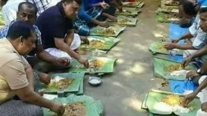 বিলুপ্তির পথে গ্রাম-বাংলার ঐতিহ্যবাহী কলা পাতায় খাবার খাওয়ার প্রচলন