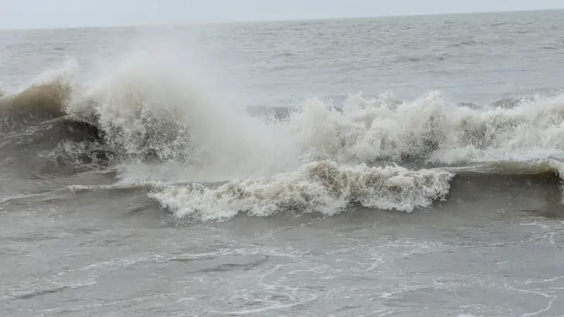 সাগর উত্তাল, উপকূল জুড়ে অস্বাভাবিক জোয়ার বইছে সাগর উত্তাল, উপকূল জুড়ে অস্বাভাবিক জোয়ার বইছে