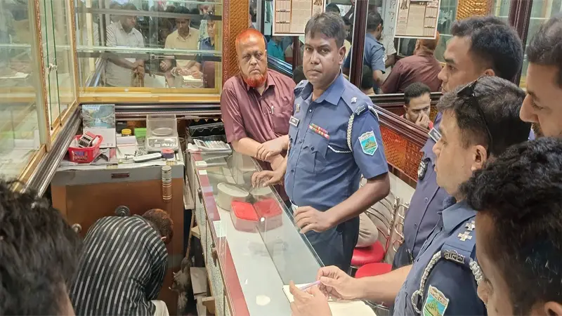 মৌচাক মার্কেটে চাঞ্চল্যকর স্বর্ণ চুরি, কর্মচারীসহ গ্রেপ্তার ৪ মৌচাক মার্কেটে চাঞ্চল্যকর স্বর্ণ চুরি, কর্মচারীসহ গ্রেপ্তার ৪