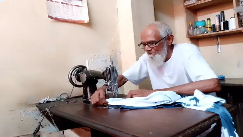 ৭৯ বছর বয়সেও সুনিপুণ দক্ষতায় সেলাই মেশিন চালাচ্ছেন সাইফুল