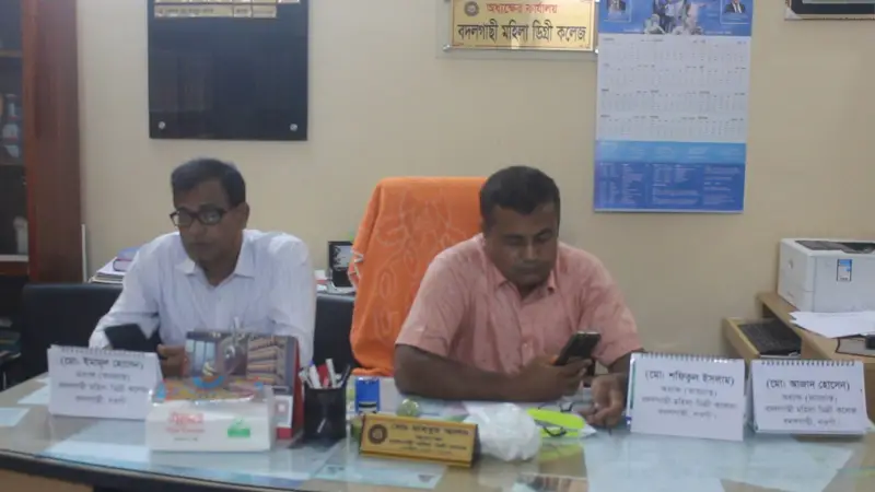 দুই অধ্যক্ষের চেয়ার দখল নিয়ে হাতাহাতি