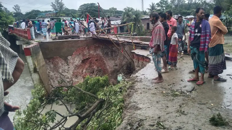 ধ্বসে পড়েছে ব্রিজ, রামগতি-হাতিয়া যোগাযোগ বিচ্ছিন্ন ধ্বসে পড়েছে ব্রিজ, রামগতি-হাতিয়া যোগাযোগ বিচ্ছিন্ন