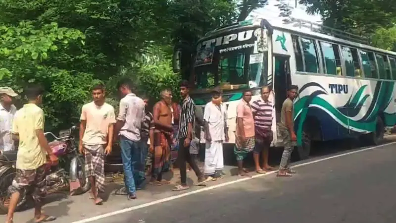 বাগেরহাটে বাস চাপায় বাবা-ছেলে নিহত, মা আহত বাগেরহাটে বাস চাপায় বাবা-ছেলে নিহত, মা আহত